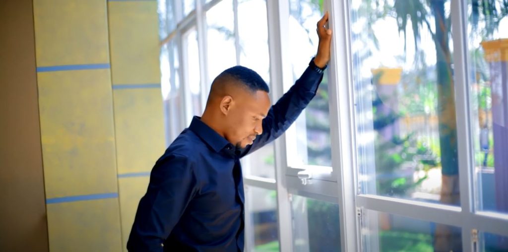VIDEO : Alex Herman – Ananipigania